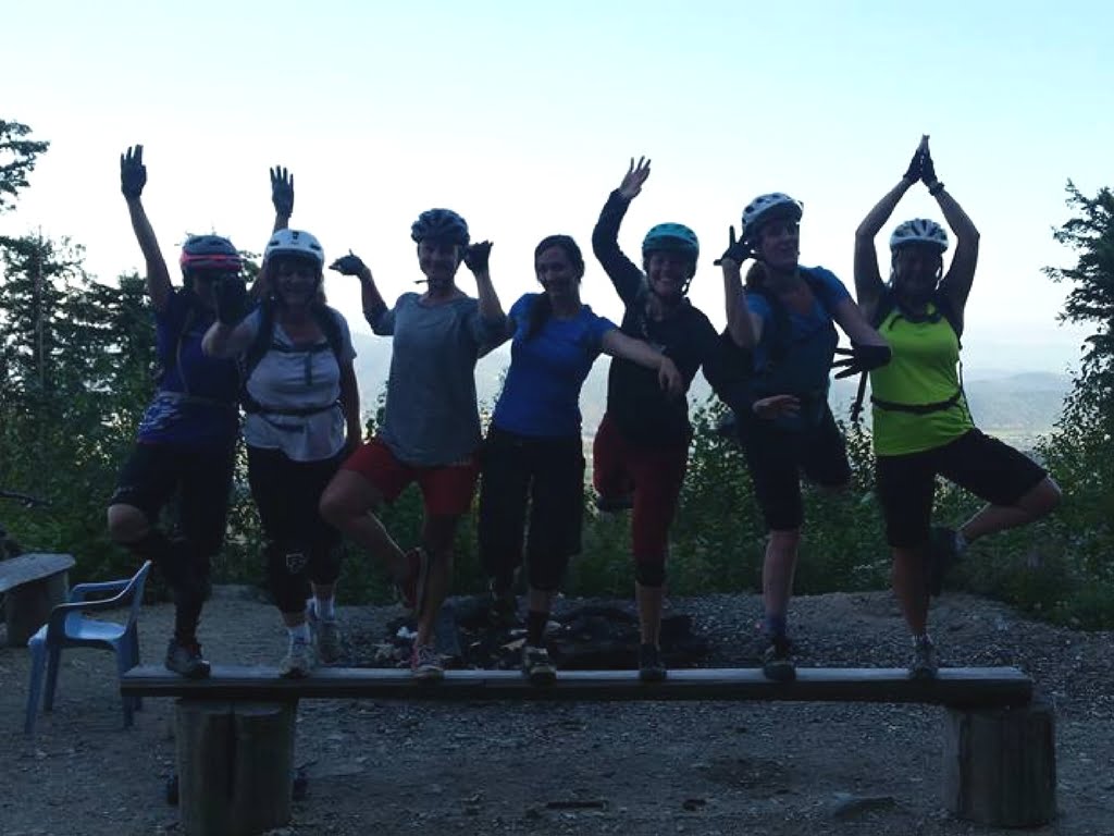 group-of-ladies-on-sunrise-mudd-bunnies-group-bike-ride