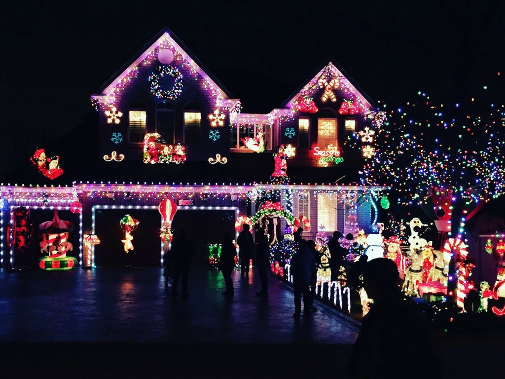 house-covered-in-christmas-lights
