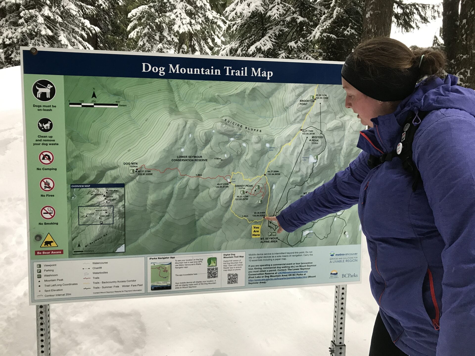woman-checking-out-dog-mountain-trailhead-sign
