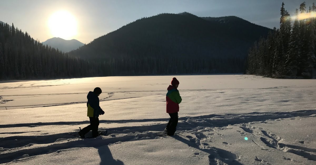 kids-snowshoeing-on-lake
