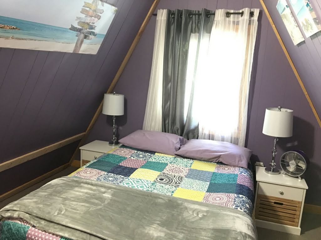 bedroom-in-stones-throw-cottage