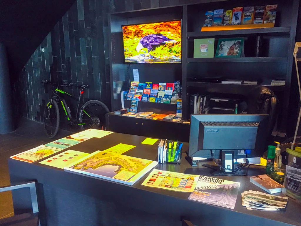 tour-desk-and-tv
