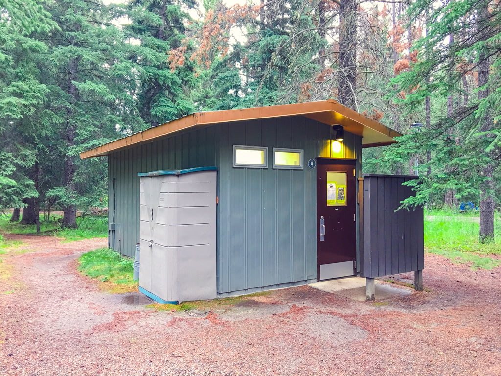 washroom-building-in-whistlers-campground