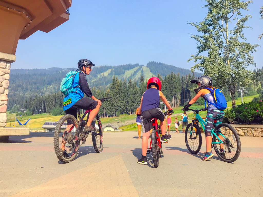 Sun-Peaks-Mountain-Biking-Lessons-3-people-on-bikes