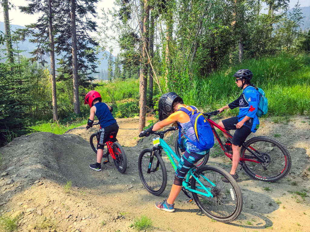 Sun-Peaks-Mountain-Biking-Lessons-teacher-and-students-on-trail