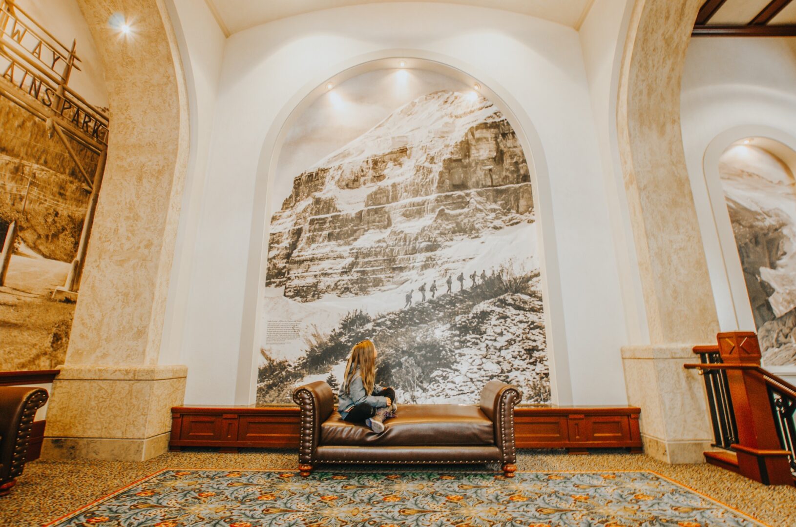 historic-photo-in-chateau-lake-louise-lobby