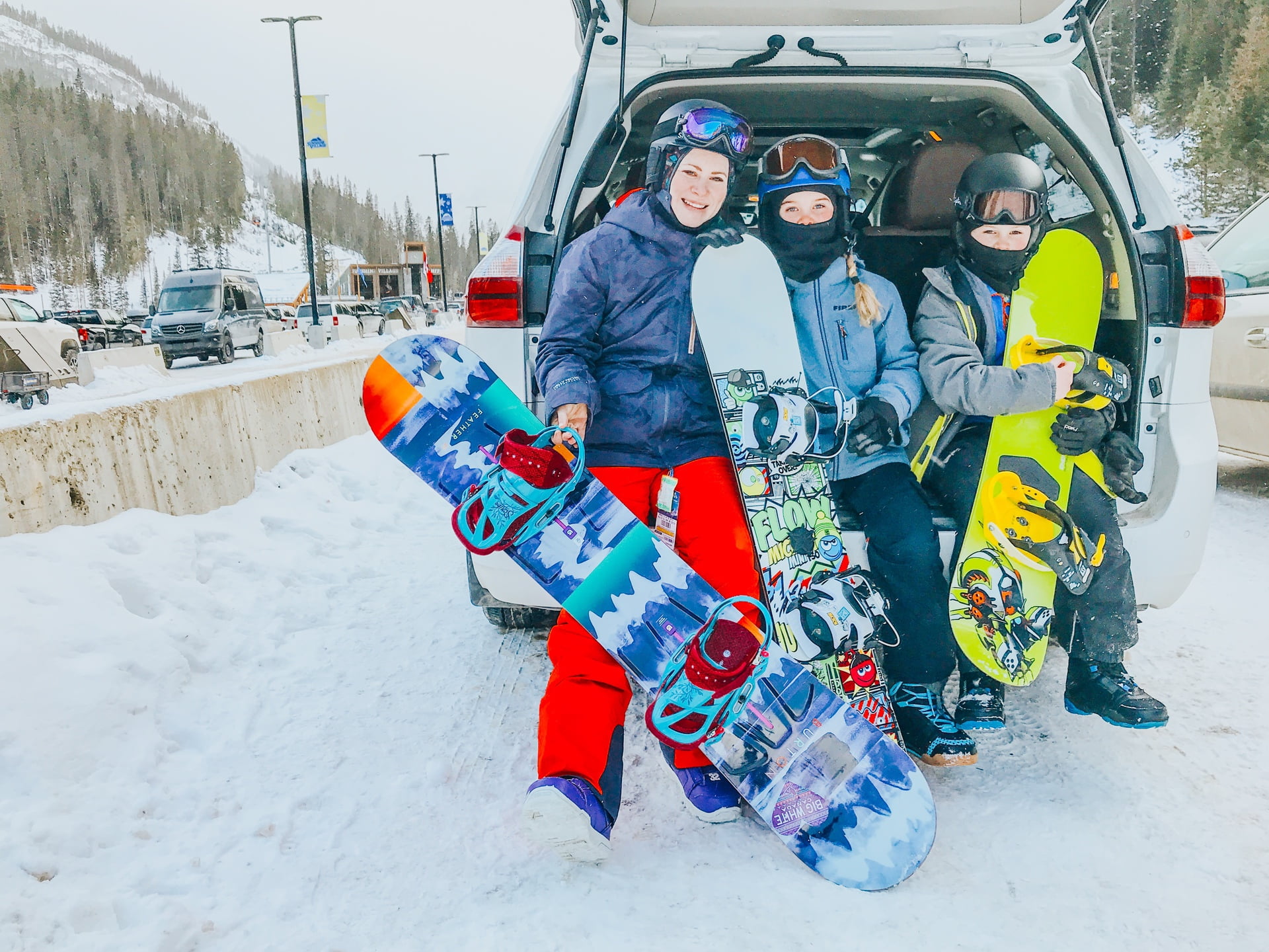family-with-snowboards