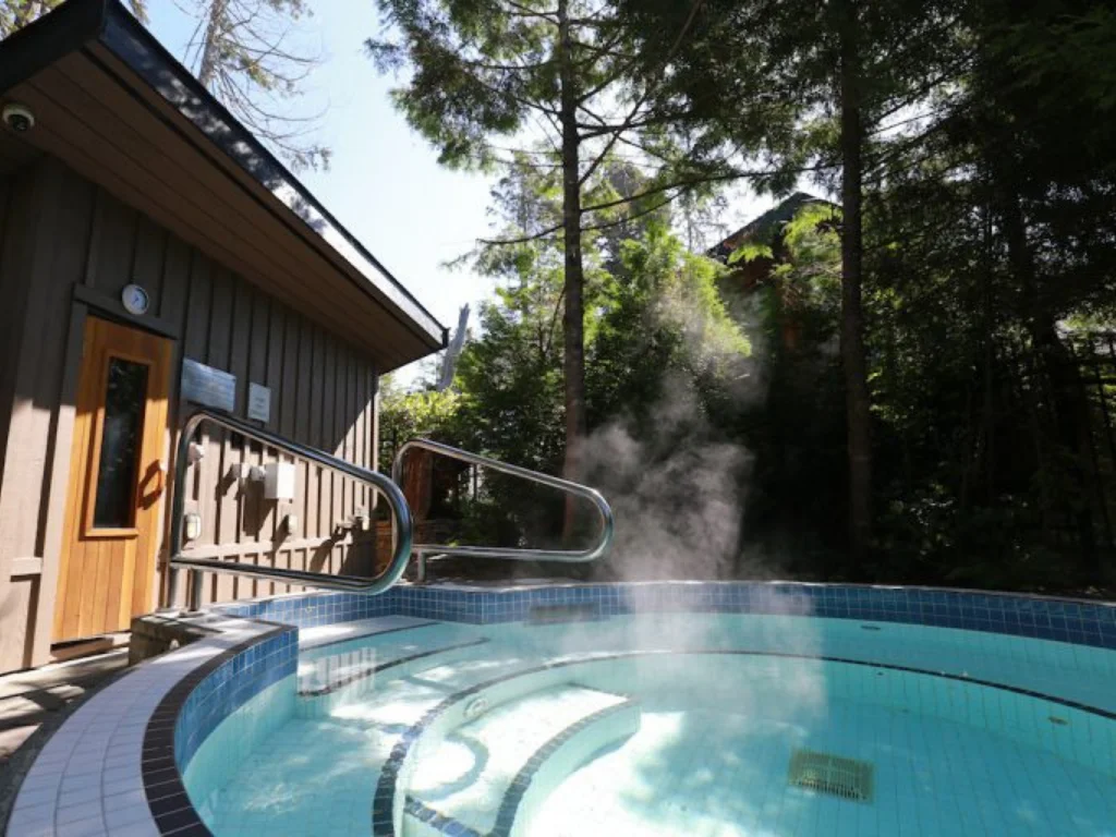 hot-tub-at-long-beach-resort-surf-club