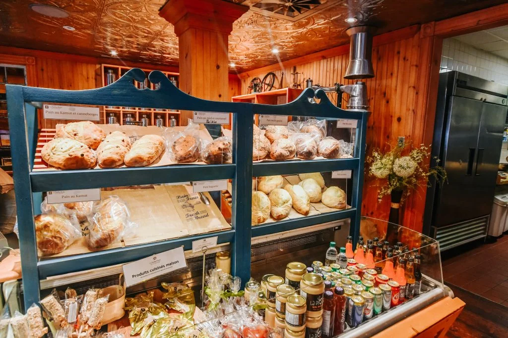 Kiosk with food and drinks available for purchase at Le Baluchon Éco Villégiature
