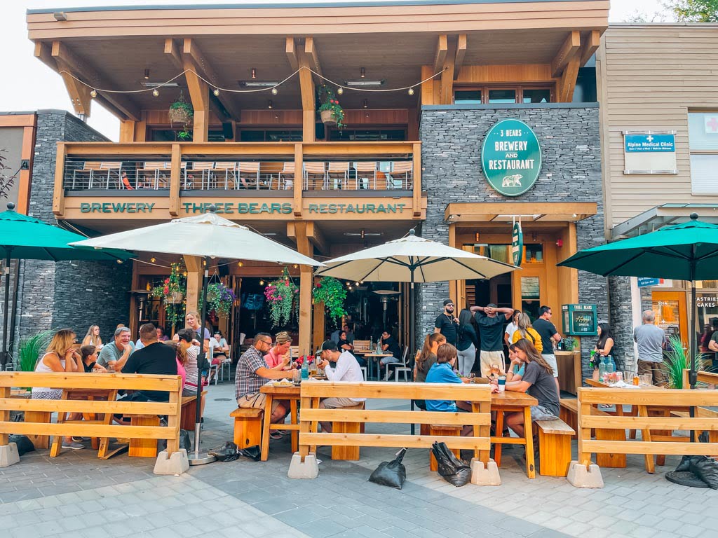 outside view of 3 bears brewing restaurant in banff