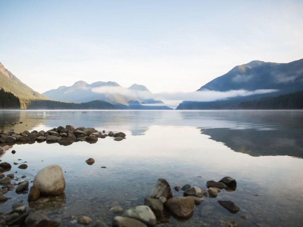 view of alouette lake in golden ears provincial park, a family friendly hikes fraser valley