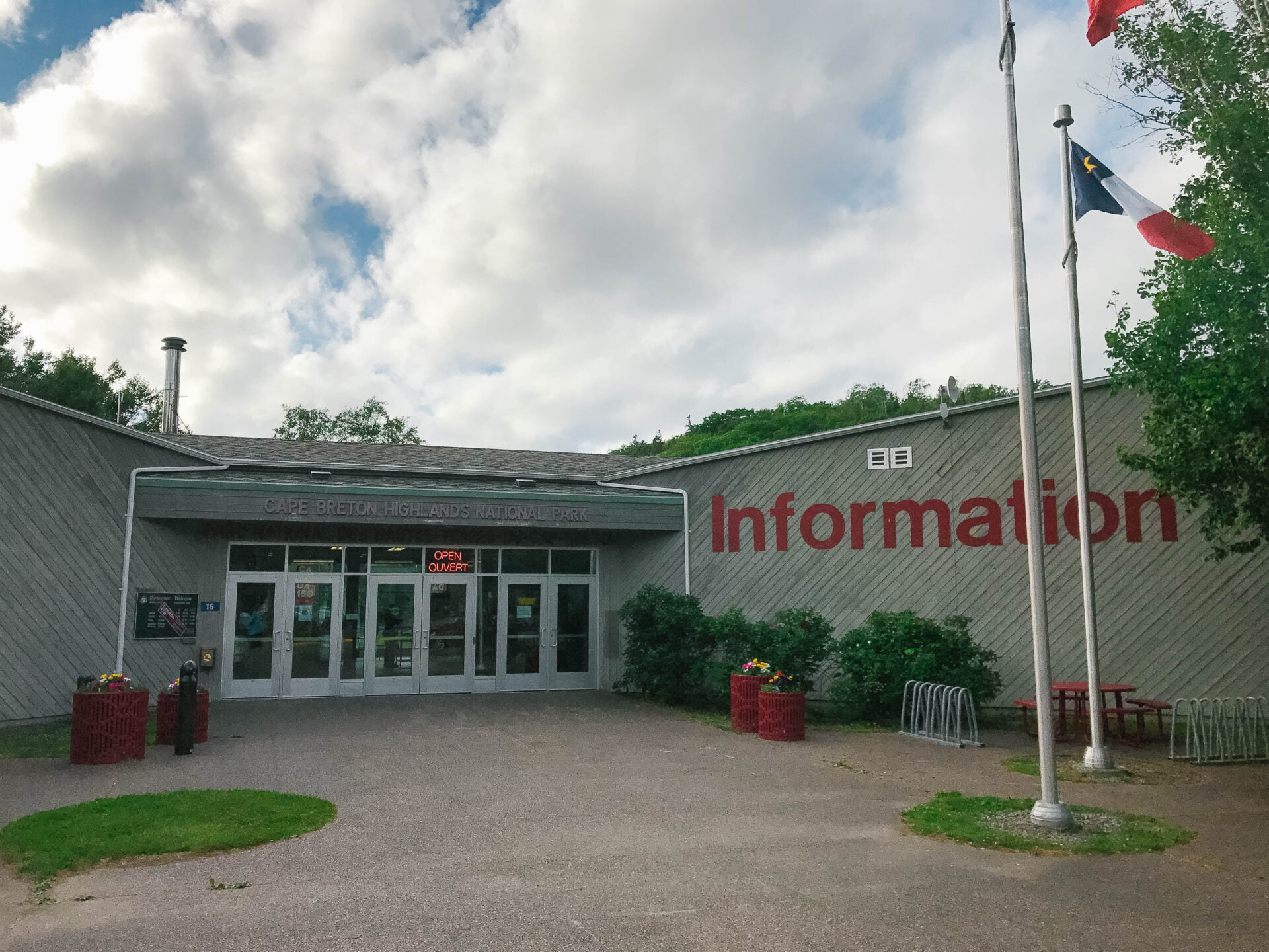 outside view of the Cape Breton Highlands vistor information centre