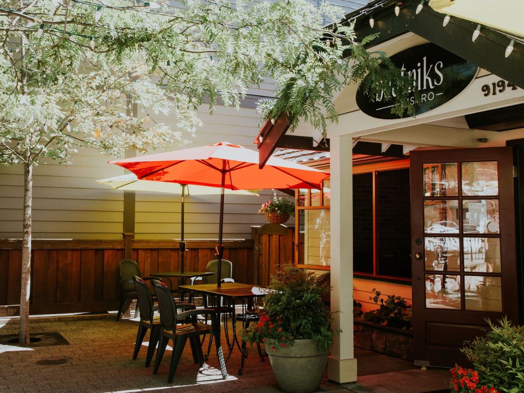 view of the outdoor patio at beatniks bistro in fort langley