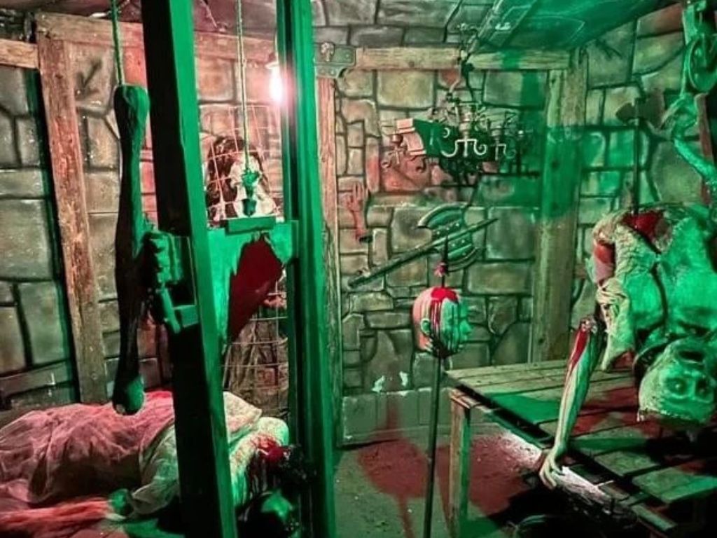 inside the brinkworth dungeon haunted house langley