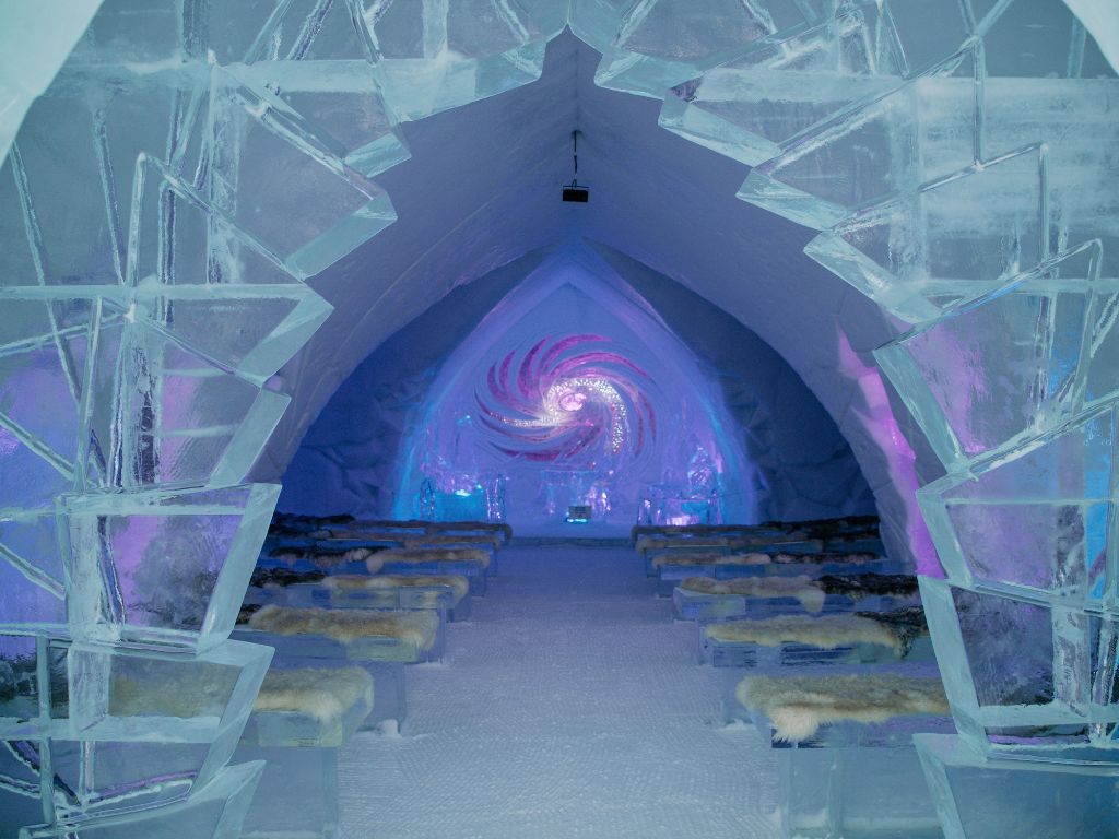 looking from the front entrance into the chapel at Hôtel de Glace