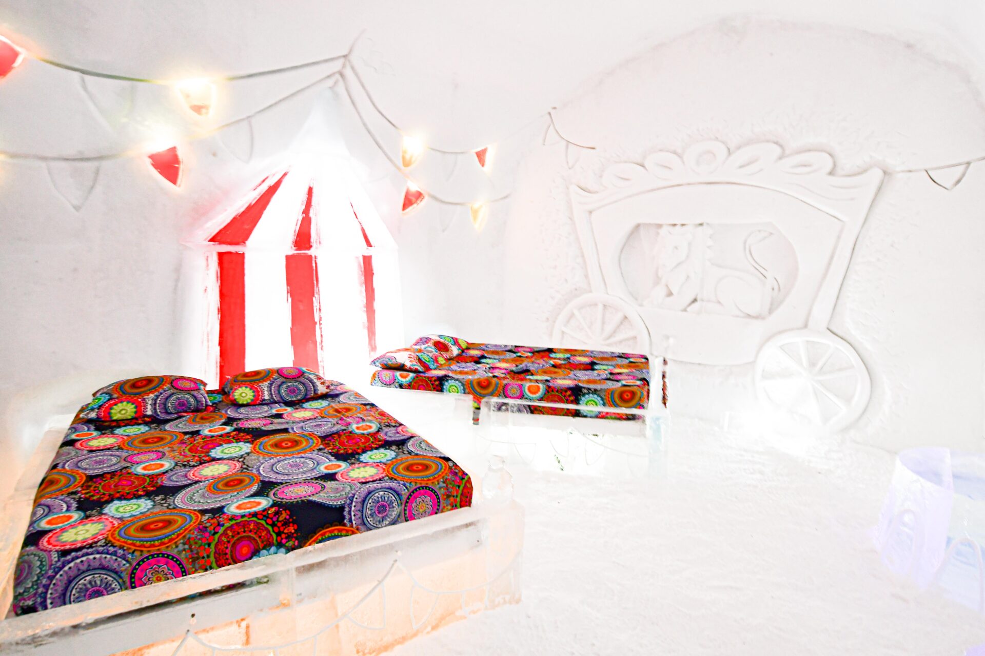 a circus themed room at Hôtel de Glace with 2 beds