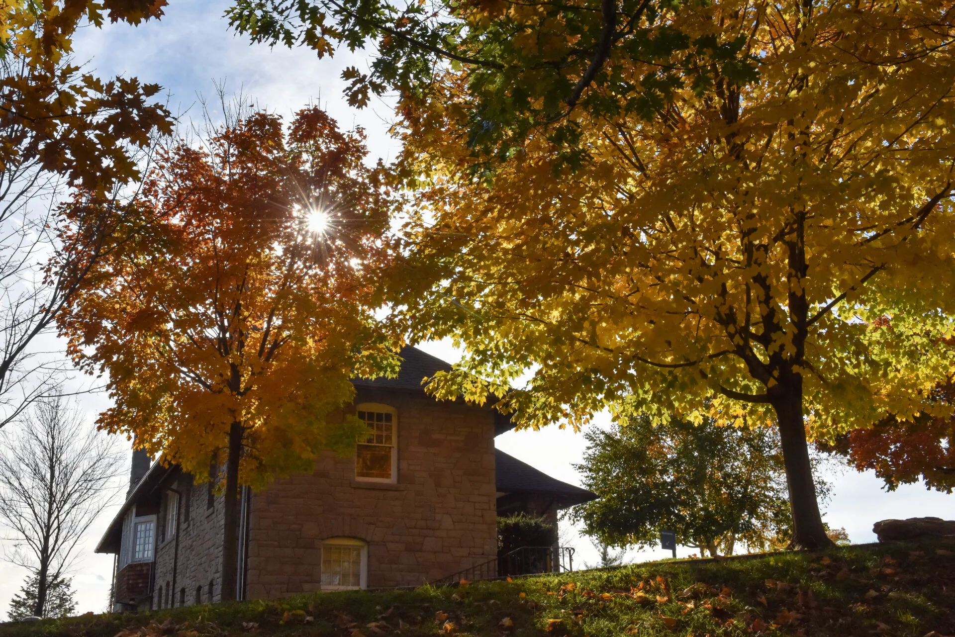 outside the niagara glen nature centre in the fall