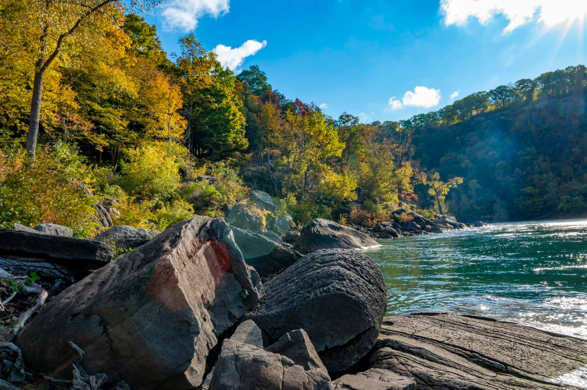 large boulders left behind from niagara falls many years ago sit at the end of the river in the Niagara Glen