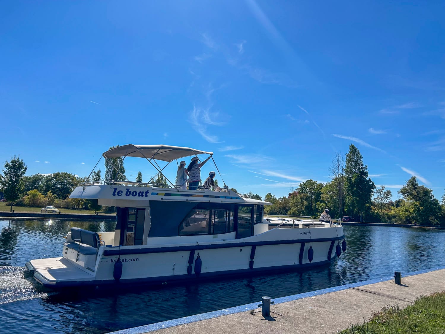 le boat houseboat leaving the smith falls lock